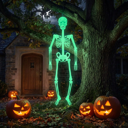 squelette halloween lumineux 150 cm suspendu à un grand arbre devant une maison, entouré de citrouilles sculptées.