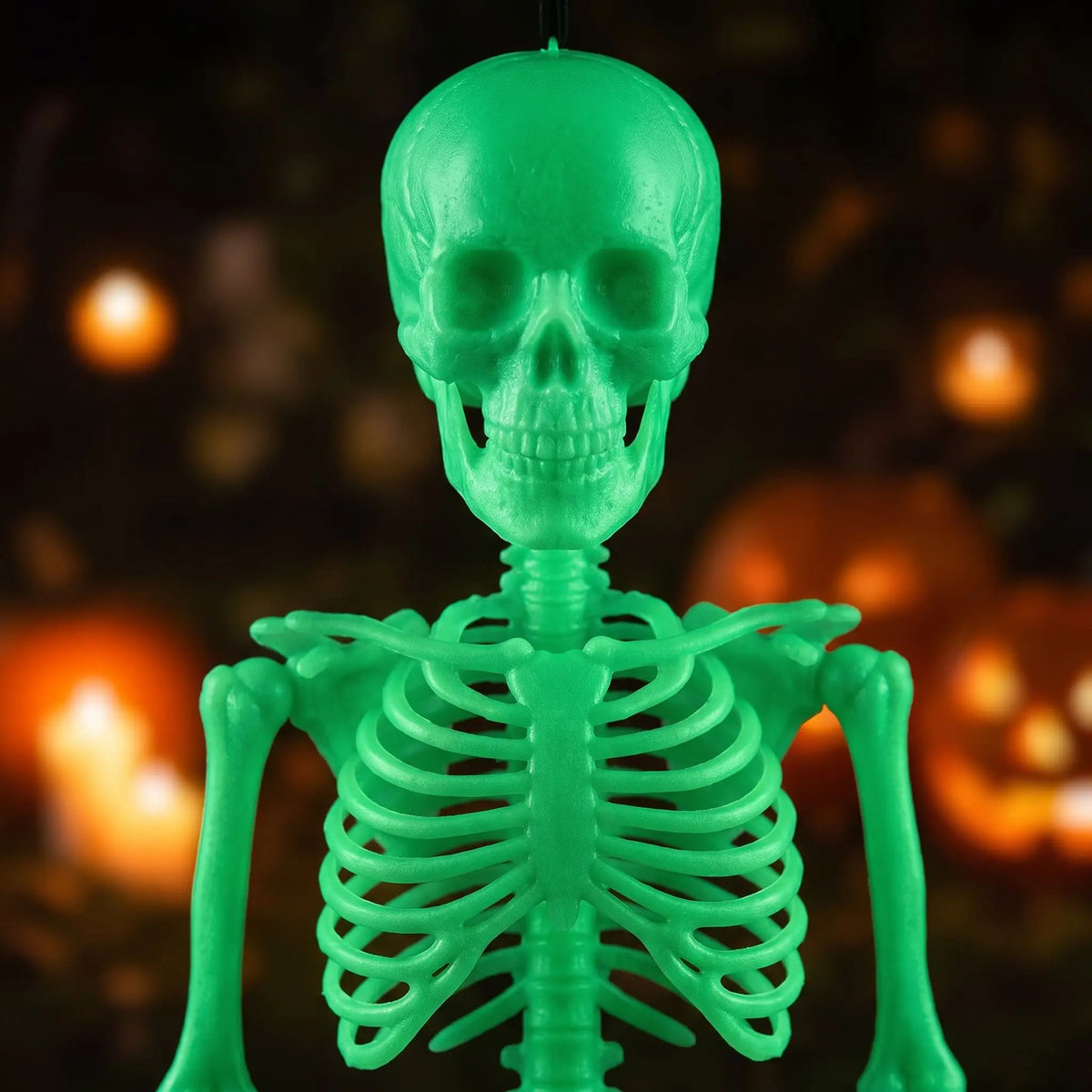 Gros plan sur un squelette Halloween lumineux vert, crâne et cage thoracique détaillés, citrouilles illuminées en arrière-plan flou.