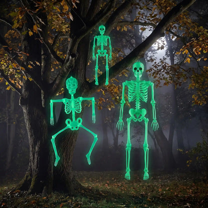Squelette Halloween lumineux vert suspendu à un arbre la nuit, détails réalistes du crâne et des côtes.